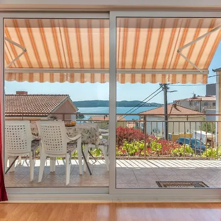 Comfortable Near The Sea Apartman *