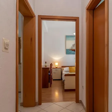 Comfortable Near The Sea Apartman *